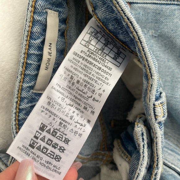 GUESS MOM JEANS LIGHT BLUE DENIM - Picture 3 of 5